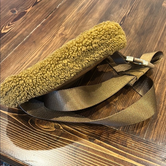 Lululemon Sherpa Belt Bag - Picture 9 of 11